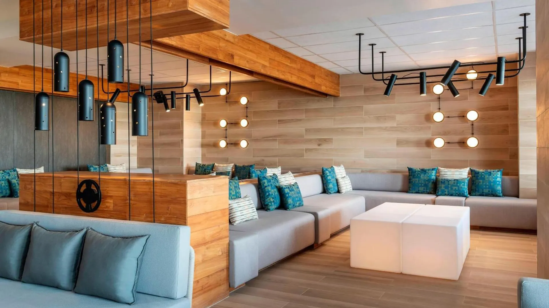 Hotel Aloft Dubai Creek 4*,